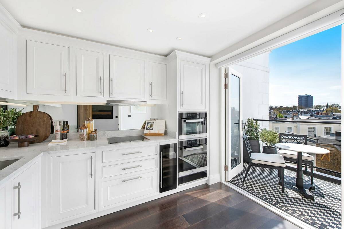 Photo #12 of the Prince Of Wales Terrace, London, W8