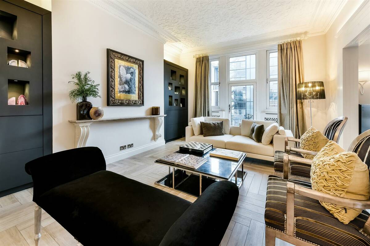 Photo #11 of the Knightsbridge, Wellington Court, SW1X