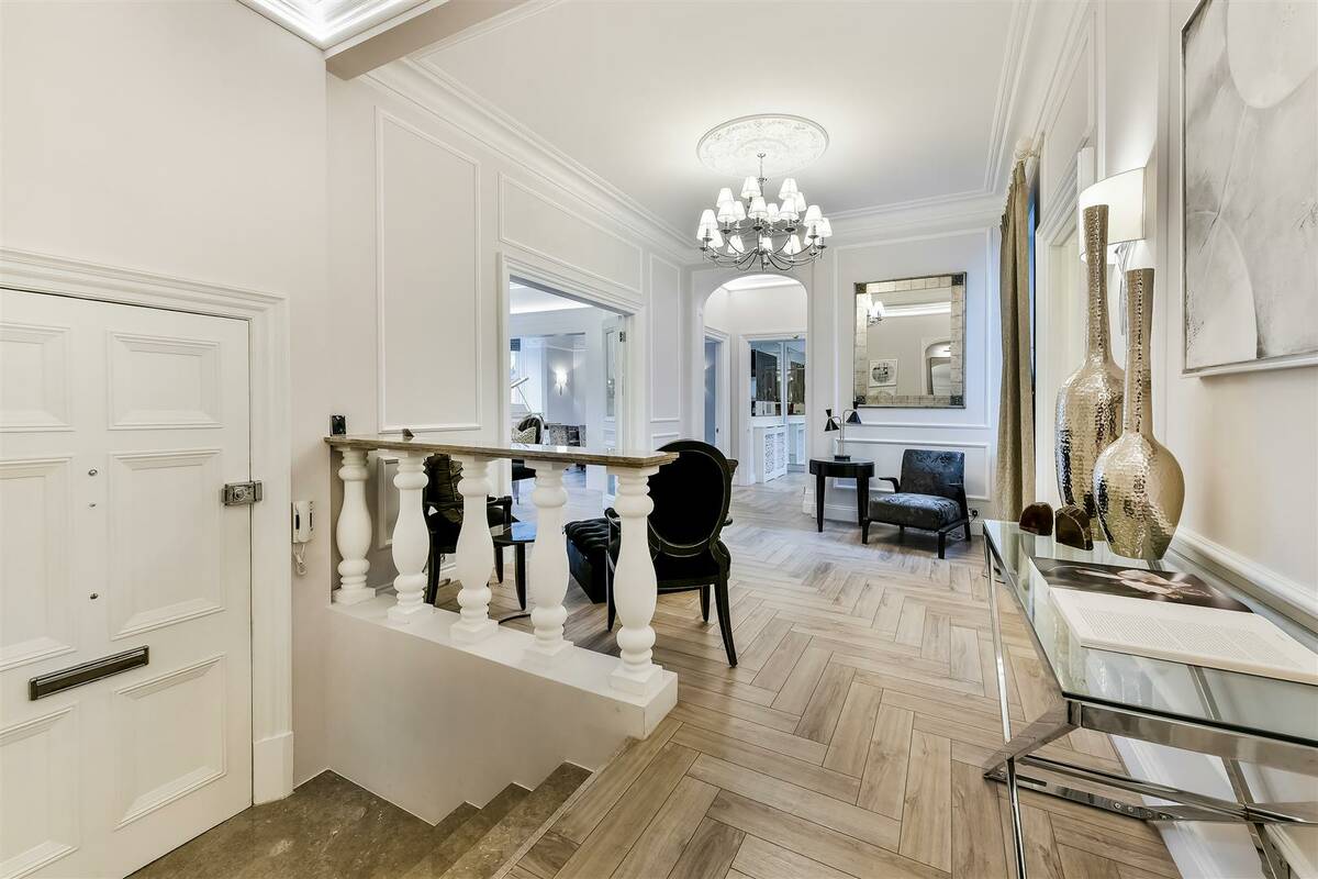 Photo #15 of the Knightsbridge, Wellington Court, SW1X