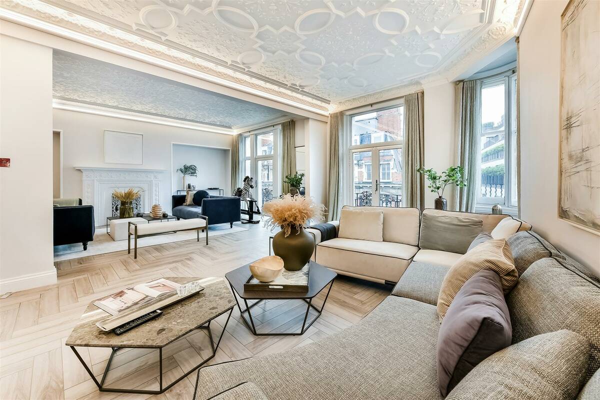Photo #1 of the Knightsbridge, Wellington Court, SW1X