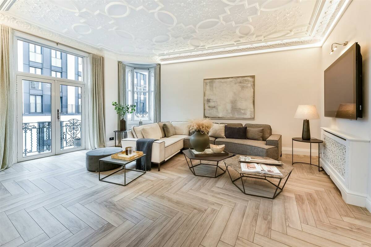 Photo #2 of the Knightsbridge, Wellington Court, SW1X