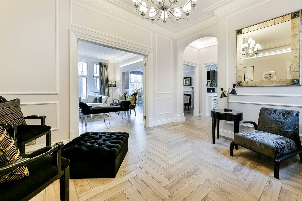 Photo #14 of the Knightsbridge, Wellington Court, SW1X