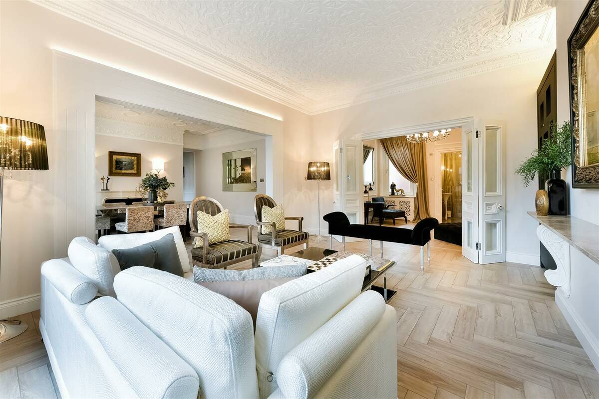 Photo #12 of the Knightsbridge, Wellington Court, SW1X