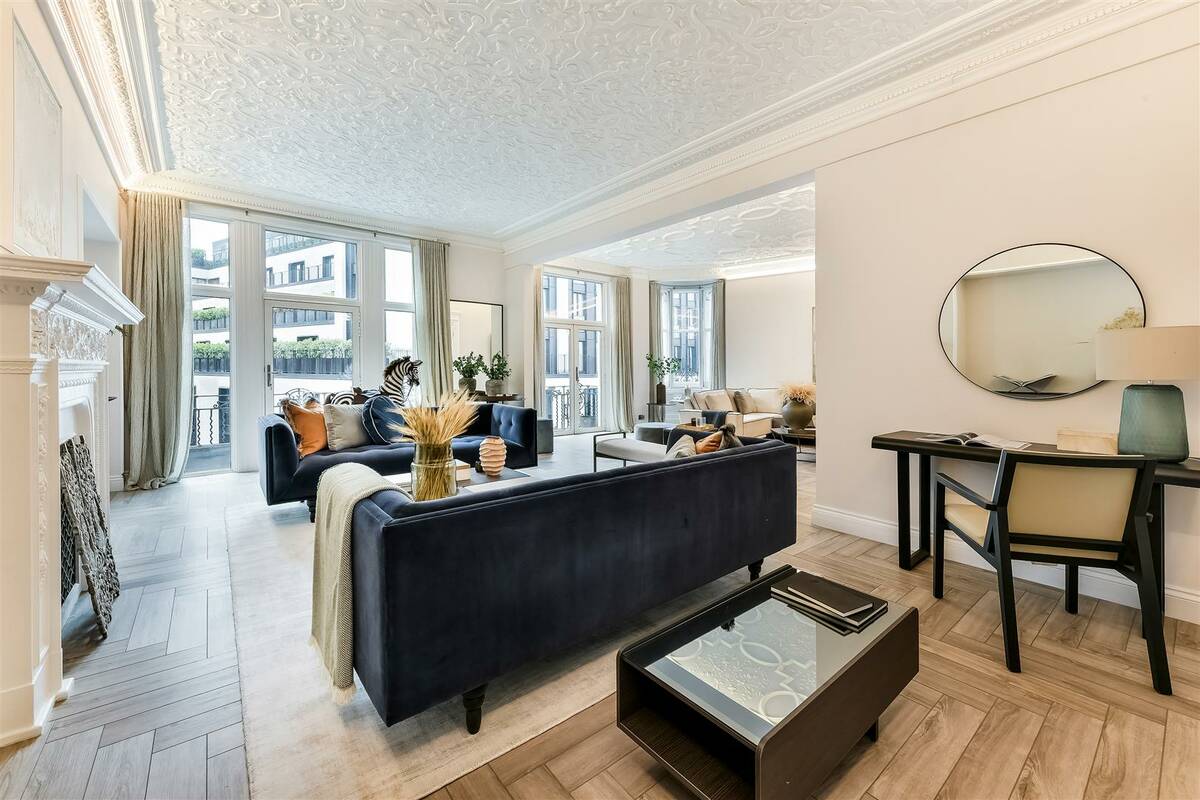 Photo #5 of the Knightsbridge, Wellington Court, SW1X