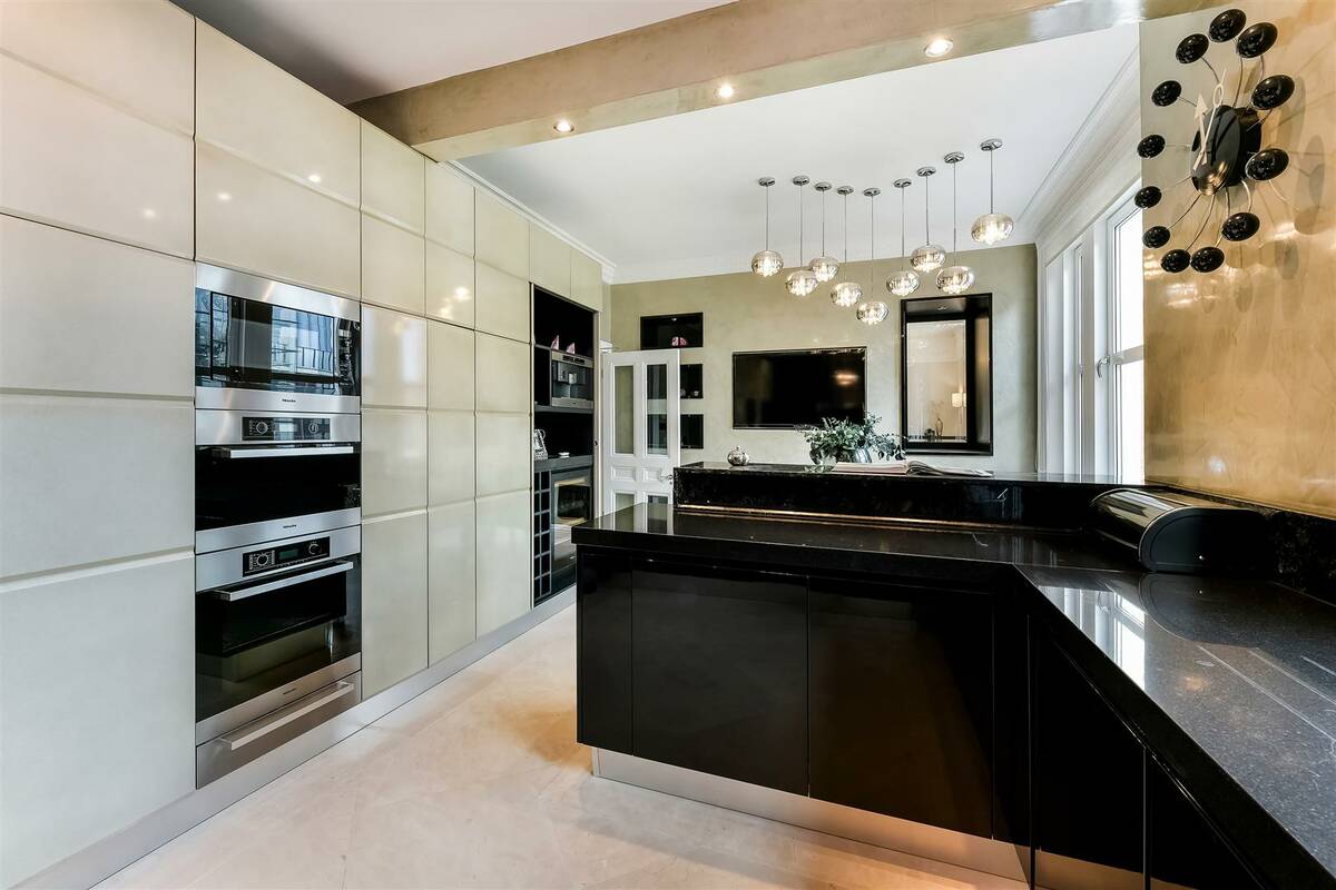 Photo #16 of the Knightsbridge, Wellington Court, SW1X