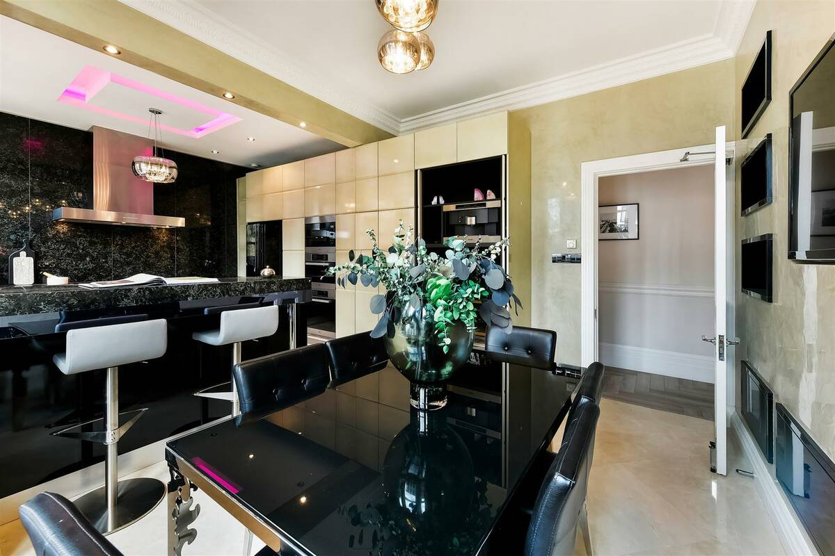 Photo #18 of the Knightsbridge, Wellington Court, SW1X