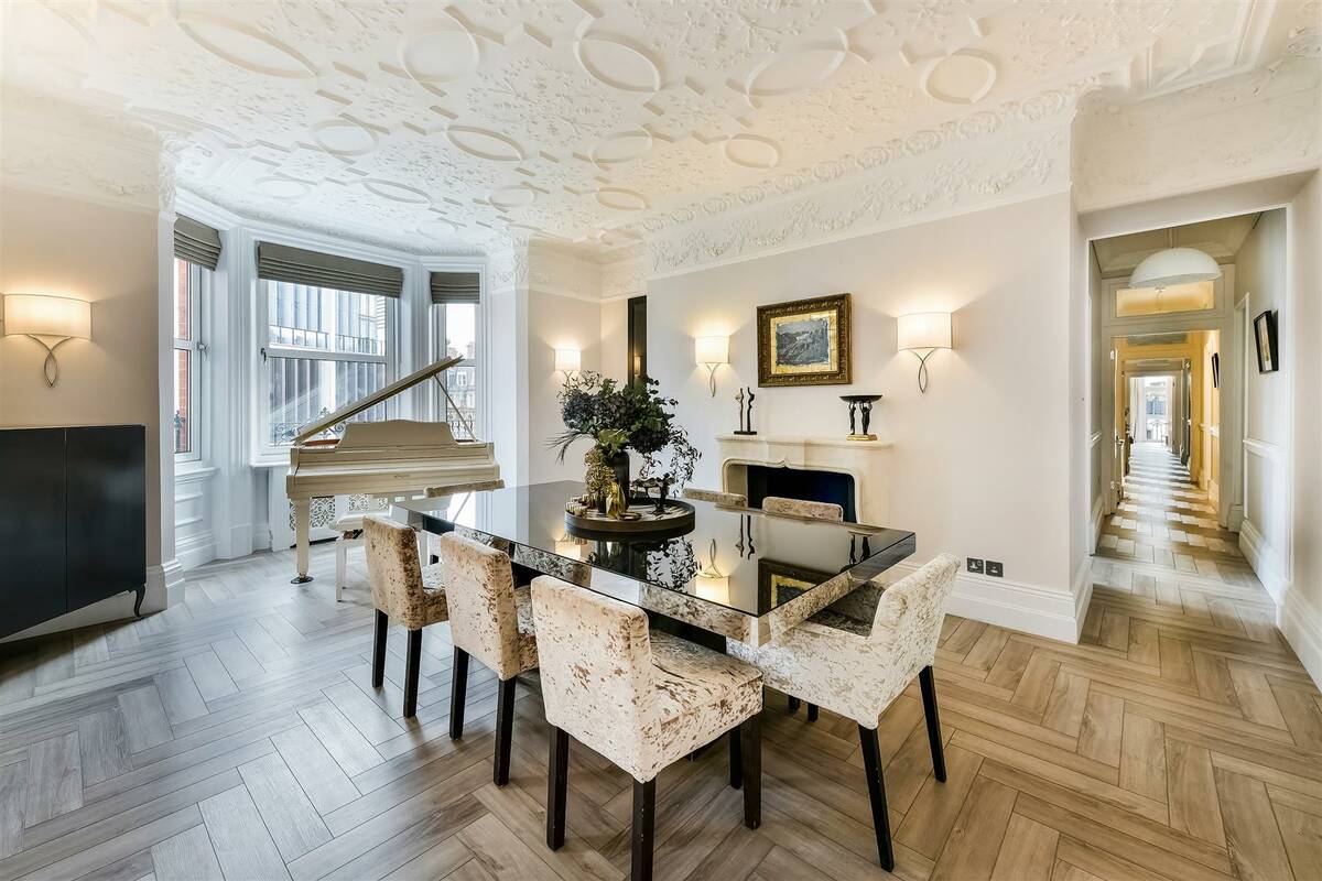 Photo #10 of the Knightsbridge, Wellington Court, SW1X