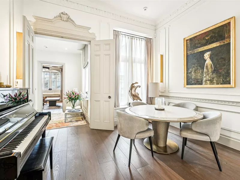 Photo # 4 of Kensington Court, London, W8