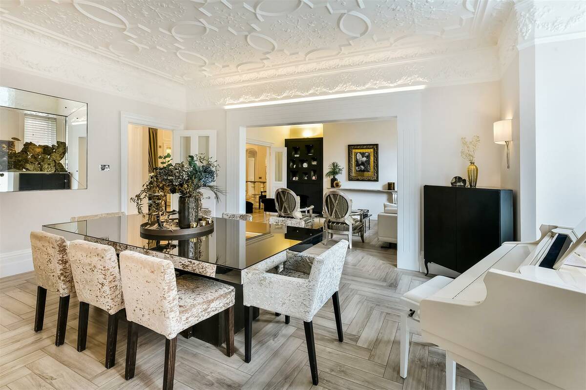Photo #8 of the Knightsbridge, Wellington Court, SW1X