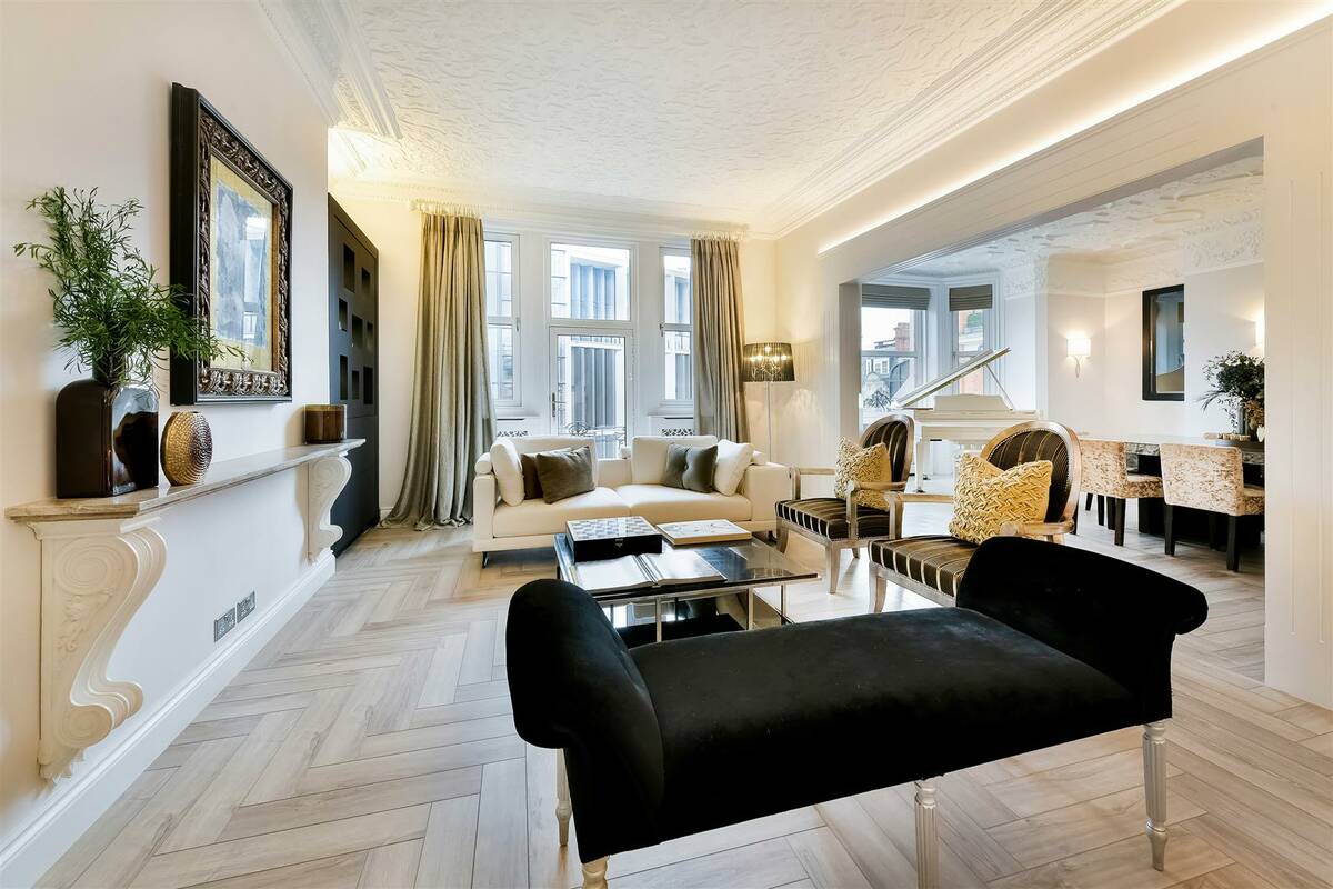 Photo #13 of the Knightsbridge, Wellington Court, SW1X