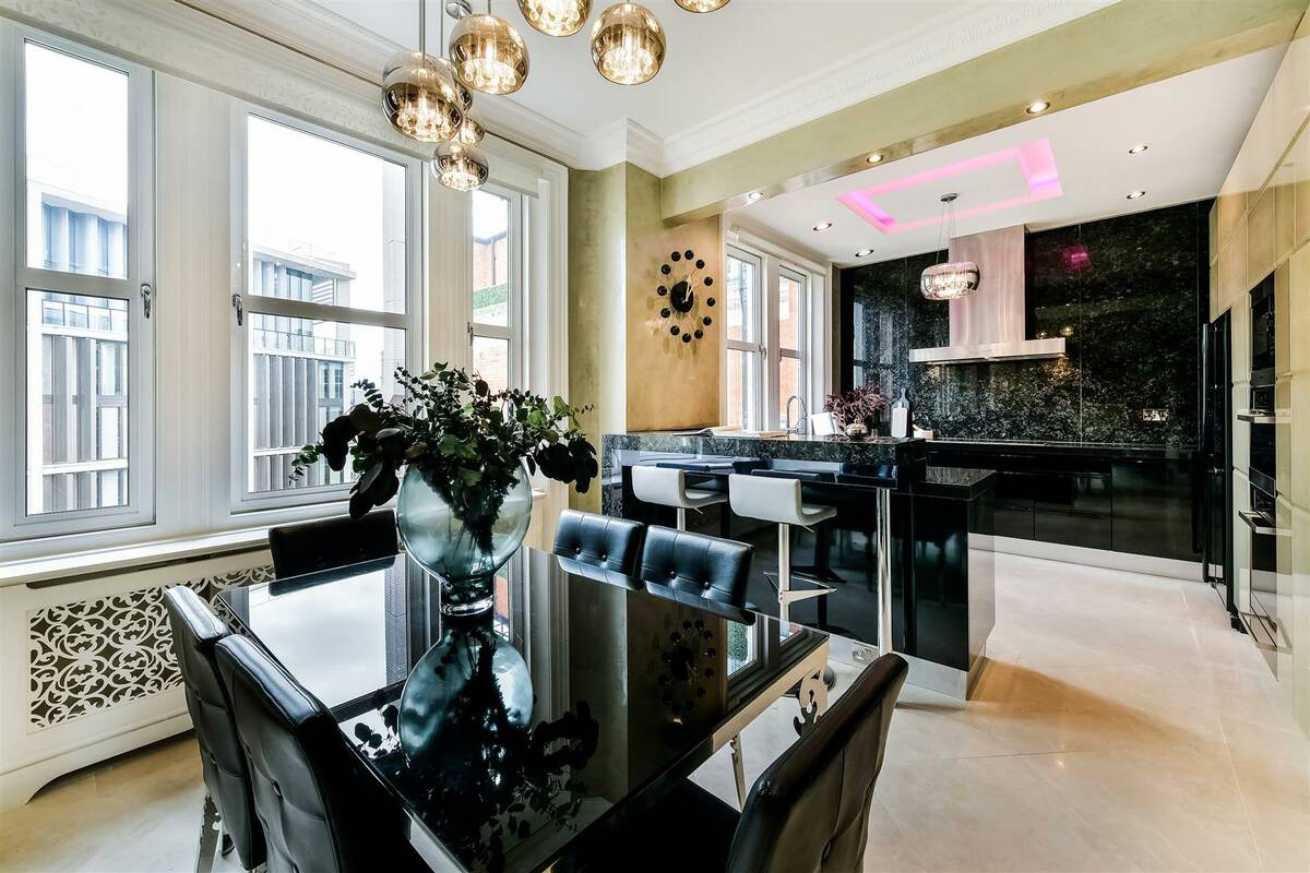 Photo #17 of the Knightsbridge, Wellington Court, SW1X