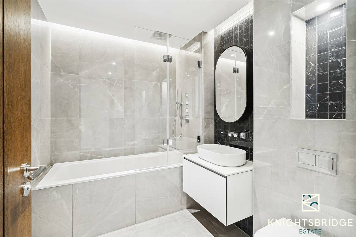 Photo #20 of the Bayswater Road, London, W2