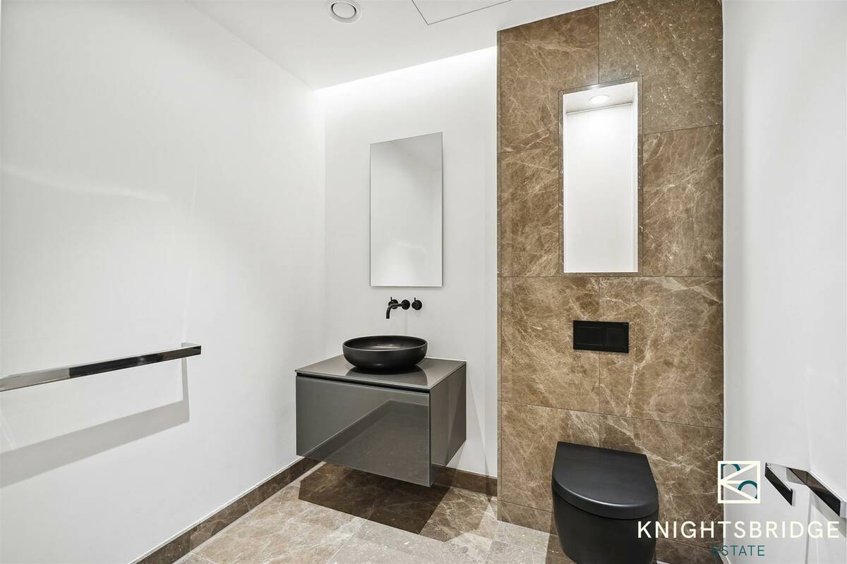 Photo #17 of the Bayswater Road, London, W2