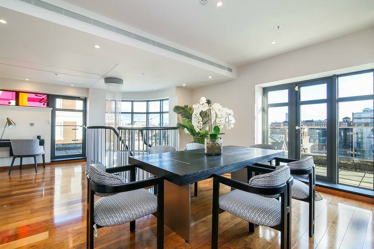 Photo #2 of the North Row, London, W1K