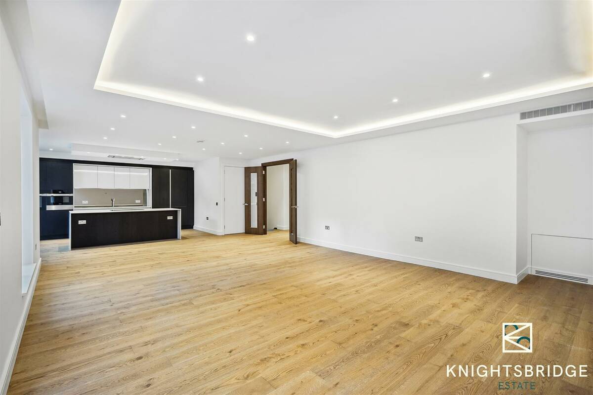 Photo #7 of the Bayswater Road, London, W2