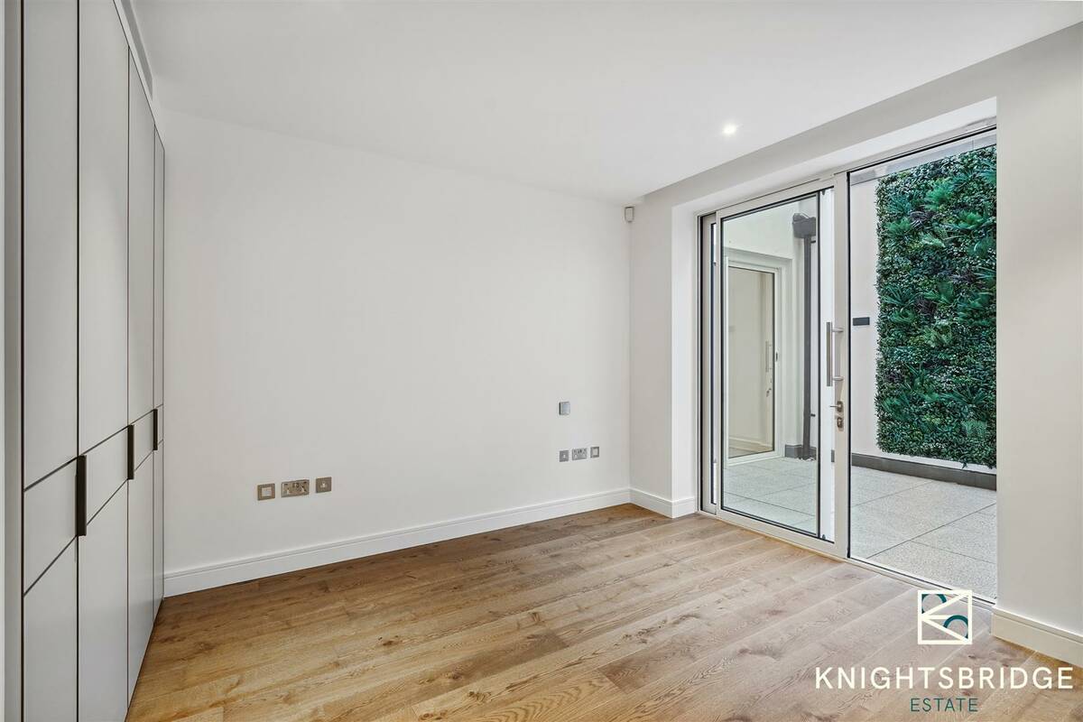 Photo #18 of the Bayswater Road, London, W2