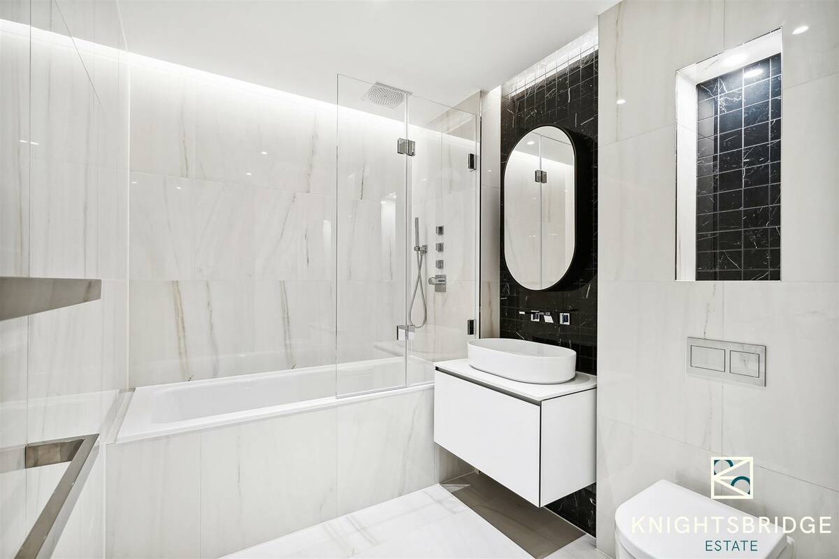 Photo #14 of the Bayswater Road, London, W2