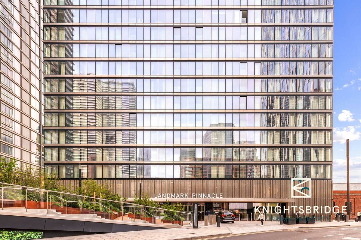 Photo #2 of the Landmark Square, London, E14