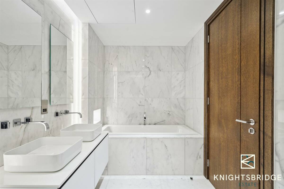 Photo #16 of the Bayswater Road, London, W2