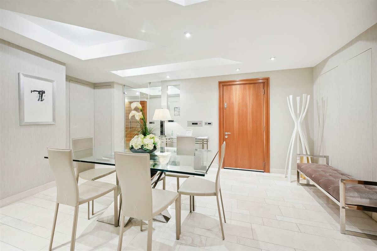 Photo #4 of the Lancelot Place, London, SW7