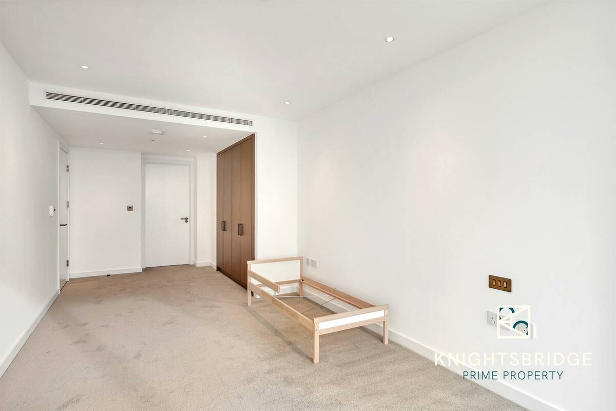 Photo #8 of the Landmark Square, London, E14