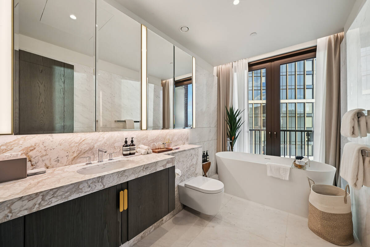 Photo #4 of the Oak Lane, London, SW8