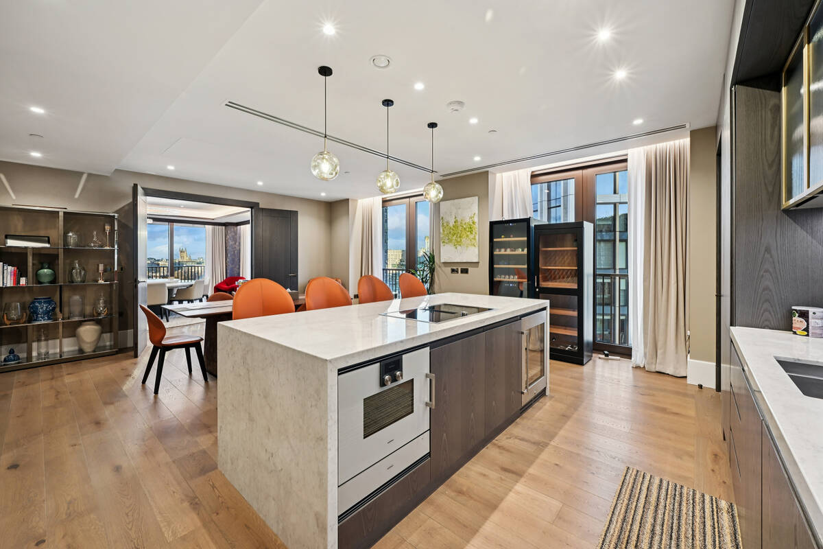 Photo #2 of the Oak Lane, London, SW8