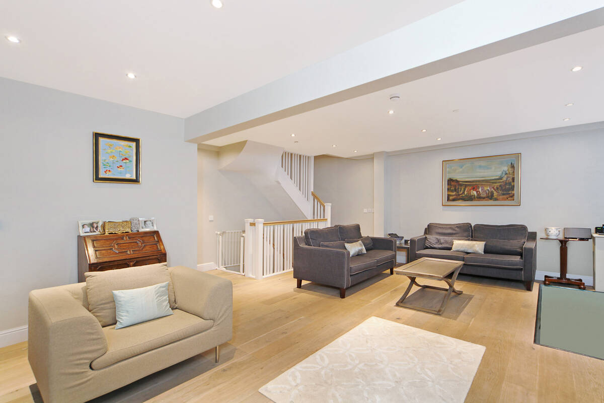 Photo #1 of the Harriet Walk, London, SW1X
