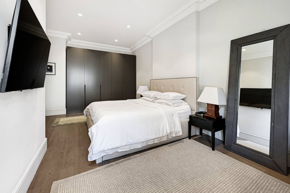 Photo #6 of the Phillimore Place, London, W8